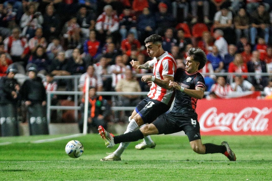 Valentín Fascendini aguanta el embate de un rival en el último partido de local que disputó Unión, ante el Barracas Central de Chiqui Tapia.