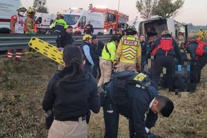 Siete muertos y 20 heridos tras el vuelco de un colectivo turístico en México