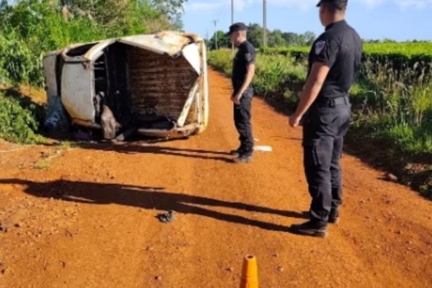 La camioneta volcó a un costado de la ruta cerca del barrio El Progreso, en Oberá.