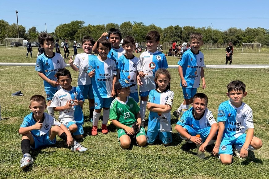 Los pequeños futbolistas celebraron cada partido con entusiasmo y compañerismo.