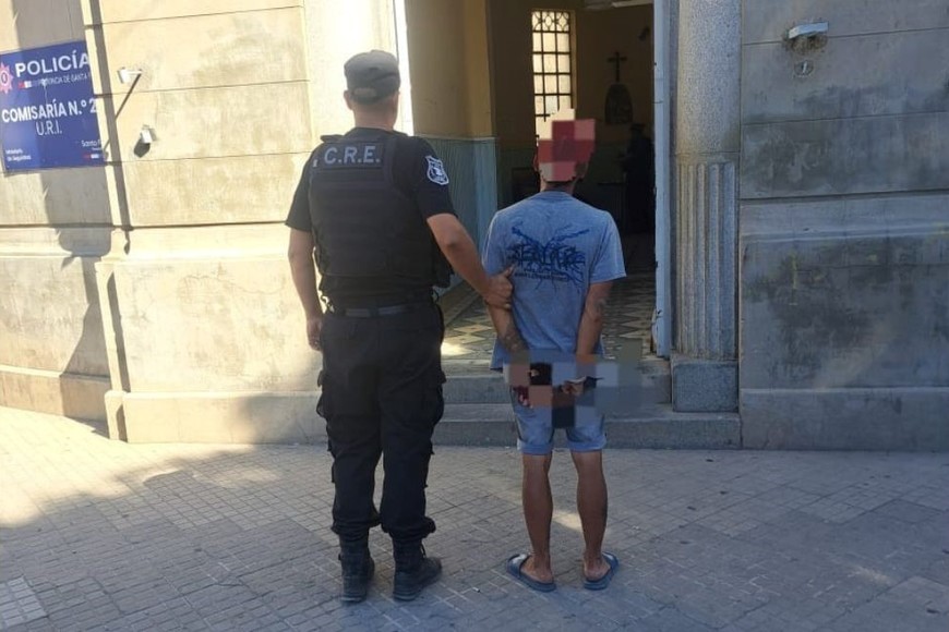 Detectan a un hombre requerido por la justicia y detienen a otro con un arma de guerra