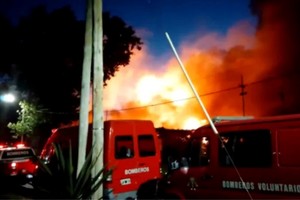 Hubo viviendas evacuadas y persisten densas columnas de humo.
