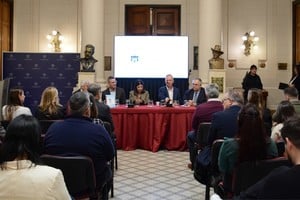 La presentación del libro de Venesia tuvo lugar en la Legislatura santafesina. Impulsa decisiones políticas para modernizar la “Gobernanza del Agua y Saneamiento en Santa Fe”. Crédito: Gentileza Cámara de Senadores.