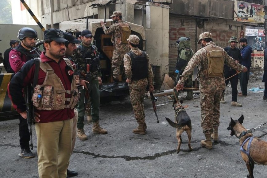 Dos terroristas entraron al área inicial de la sede, pero guardias los abatieron en el momento.