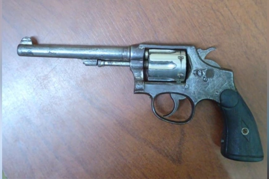 Detectan a un hombre requerido por la justicia y detienen a otro con un arma de guerra