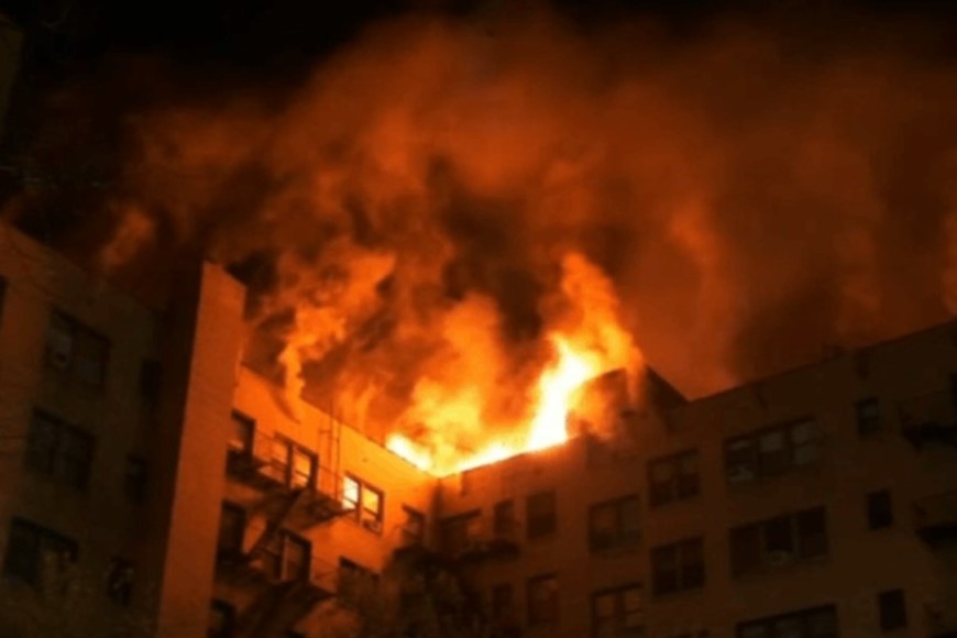 Videos muestran cómo las llamas salían de los pisos superiores.