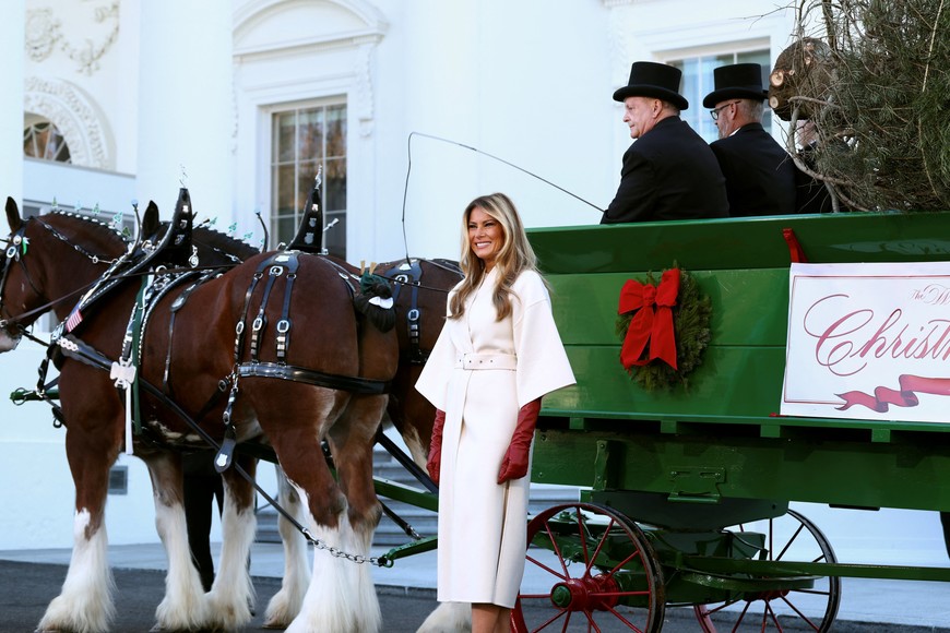 U.S. first lady Melania Trump receives the White House Christmas tree in Washington, D.C., U.S., November 24, 2025. REUTERS/Kevin Lamarque