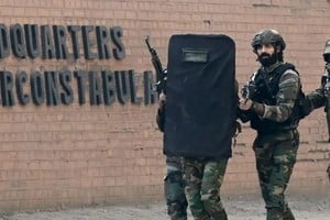 Al menos tres miembros de seguridad murieron y otros cinco resultaron heridos.