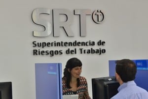 La caída del empleo registrado y el cierre de empresas profundizan la crisis laboral en Argentina.
