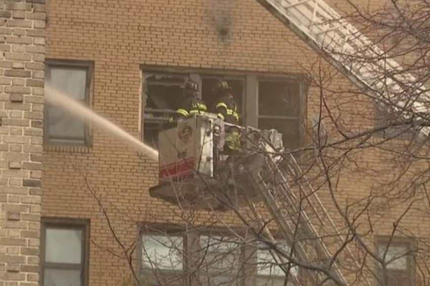 Los daños principales se concentran en los dos últimos pisos del edificio.