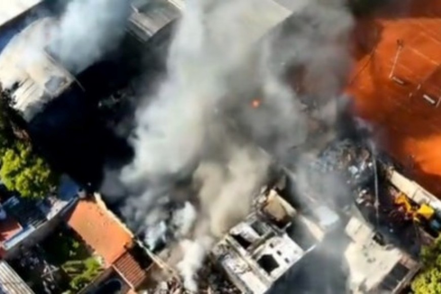 El fuego ya fue contenido por varias dotaciones de bomberos que trabajan en el lugar.