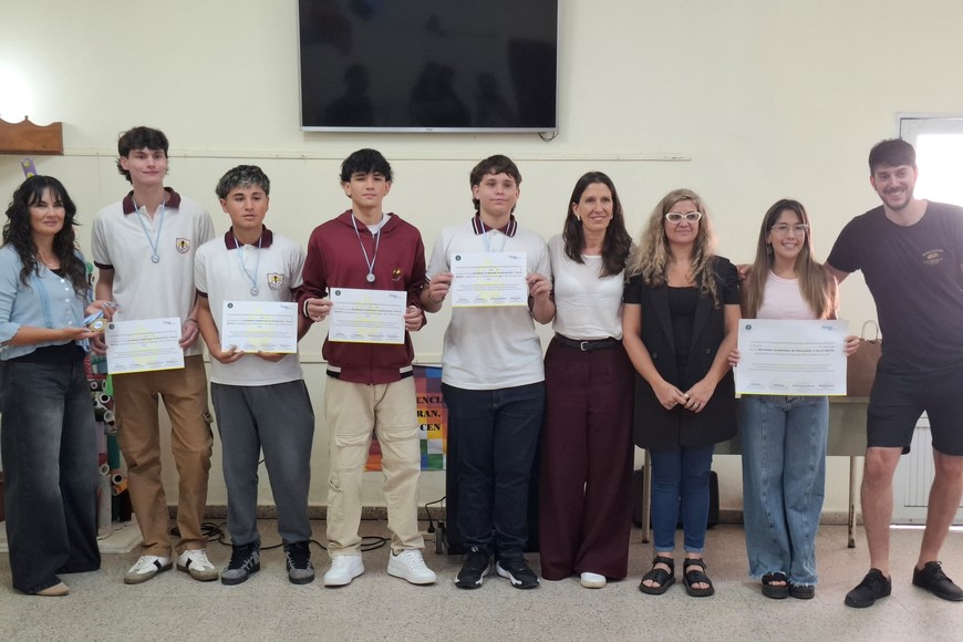 Alumnos de San Javier fueron premiados por la UNR por un trabajo sobre redes sociales