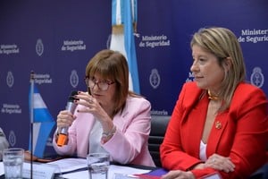 Patricia Bullrich presentó la nueva agencia migratoria junto a su sucesora, Alejandra Monteoliva.