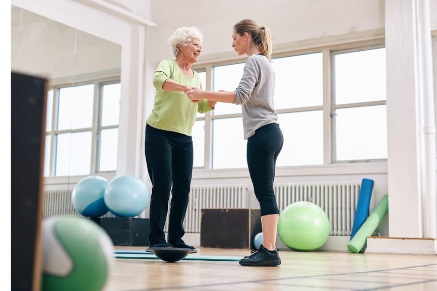 El entrenamiento de equilibrio puede reducir significativamente las caídas entre personas mayores.