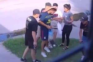 La mujer y su hijo fueron rodeados y asaltados en segundos.