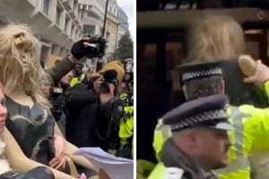 Decomisaron un maniquí con un cartel por Palestina en una protesta en Londres.