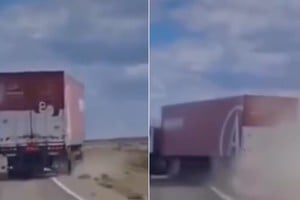 Un camión pierde estabilidad en un tramo dañado y termina volcando.