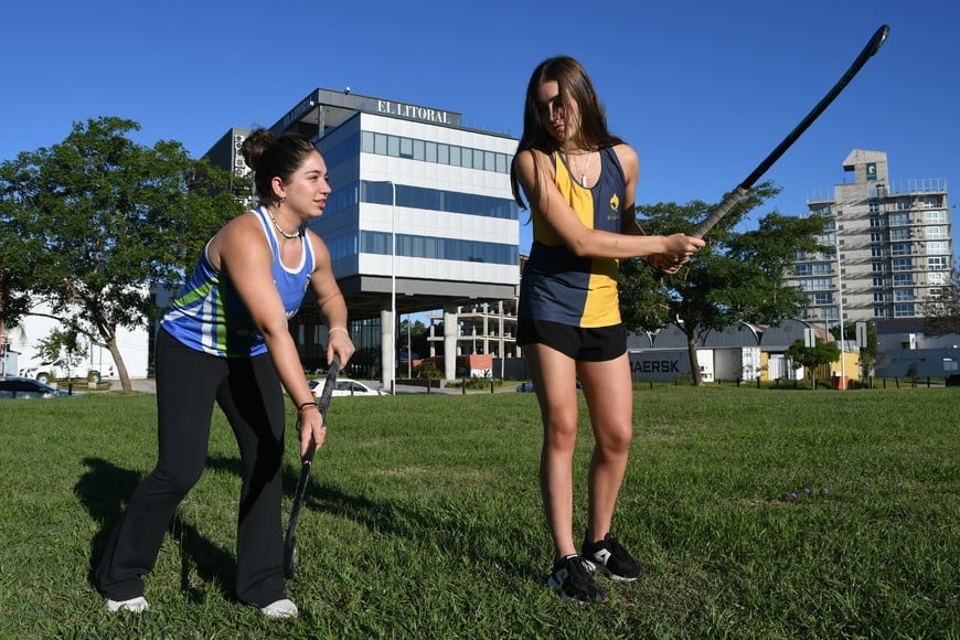 Rivales pero no enemigas. Celina Basilio y Julia Ponzo, jugadoras de Banco Provincial y El Quillá respectivamente, fueron convocadas por El Litoral para anticipar la gran final del Torneo Oficial 2025, que se jugará este sábado 29 en el sintético de la ASH. Foto: Manuel Fabatía