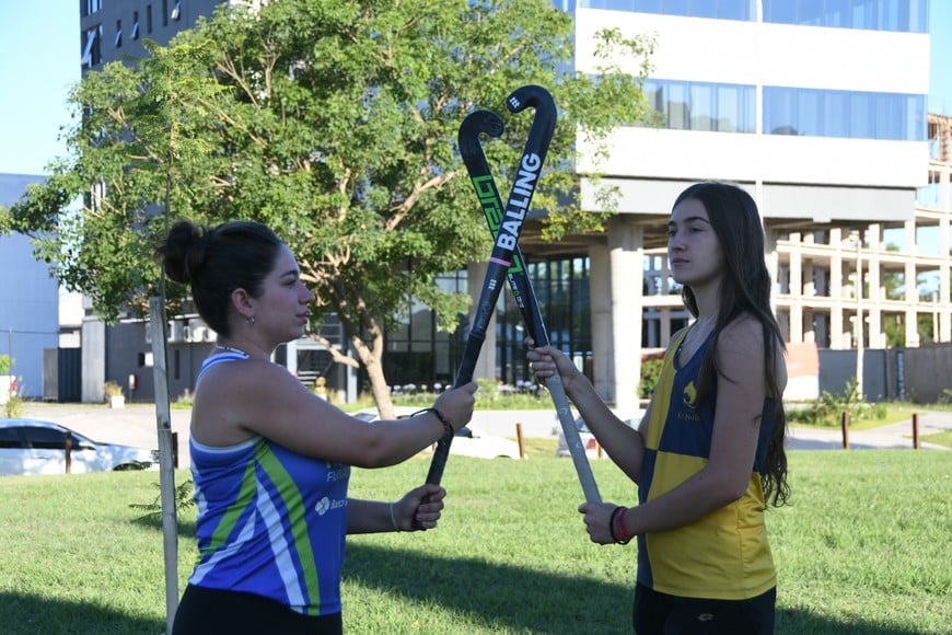 Rivales pero no enemigas. Celina Basilio y Julia Ponzo, jugadoras de Banco Provincial y El Quillá respectivamente, fueron convocadas por El Litoral para anticipar la gran final del Torneo Oficial 2025, que se jugará este sábado 29 en el sintético de la ASH. Foto: Manuel Fabatía