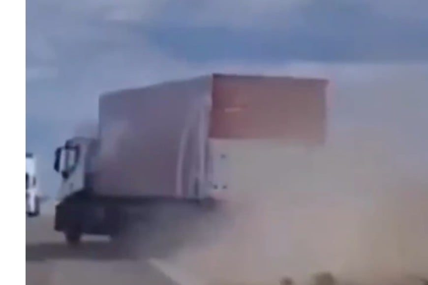 El chofer pierde el control y realiza un violento zigzag.