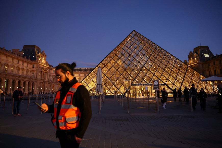 A security guard stands outside of Louvre Museum, after its Campana Gallery, originally built in 1930s, which displays a collection of Greek vases and houses the museum's office spaces, was shut down due to structural issues, weeks after a daylight heist exposed security flaws, in Paris, France, November 17, 2025. REUTERS/Abdul Saboor