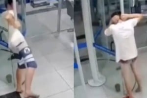 Quiso huir del banco, pero quedó atascado… y casi desnudo