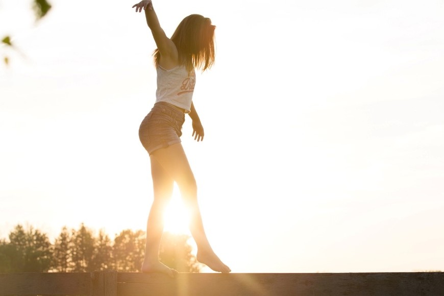 Fortalecer el equilibrio puede marcar la diferencia entre una vida activa o una caída grave.