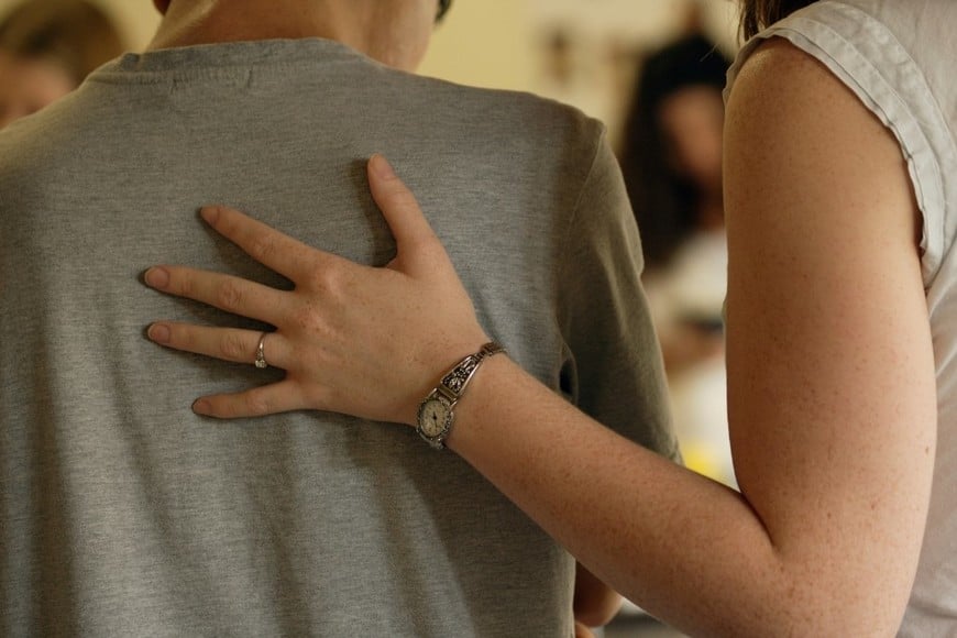 Persona caminando con paso relajado y las manos atrás durante un paseo urbano.