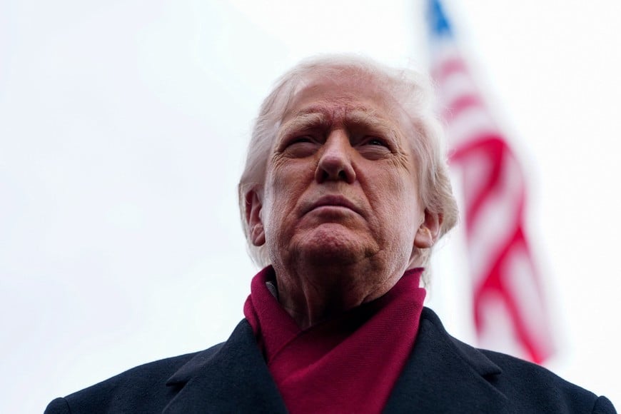 U.S. President Donald Trump looks on as he walks to board Marine One to depart for Joint Base Andrews, from the South Lawn at the White House in Washington, D.C., U.S., November 22, 2025. REUTERS/Aaron Schwartz