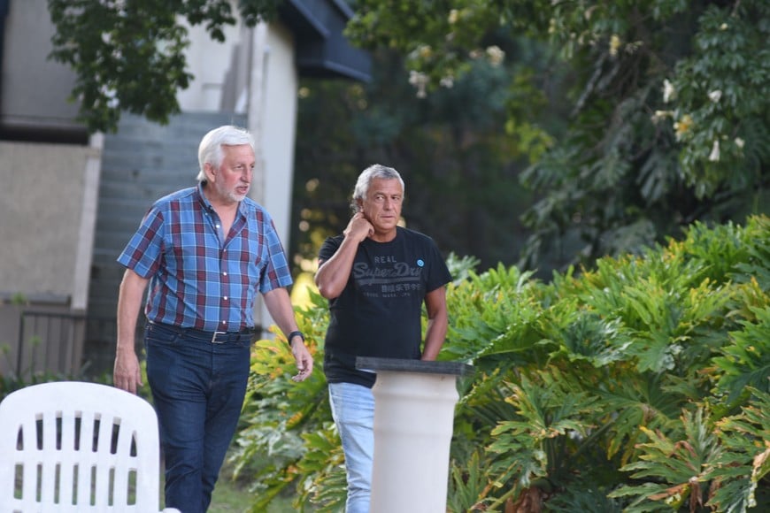 En el hotel de campo, José Alonso camina junto a Pipo Gorosito el día de la presentación como DT de Colón.