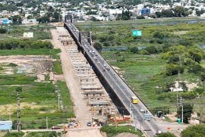 Ya se construyeron la mitad de las pilas del nuevo puente Carretero