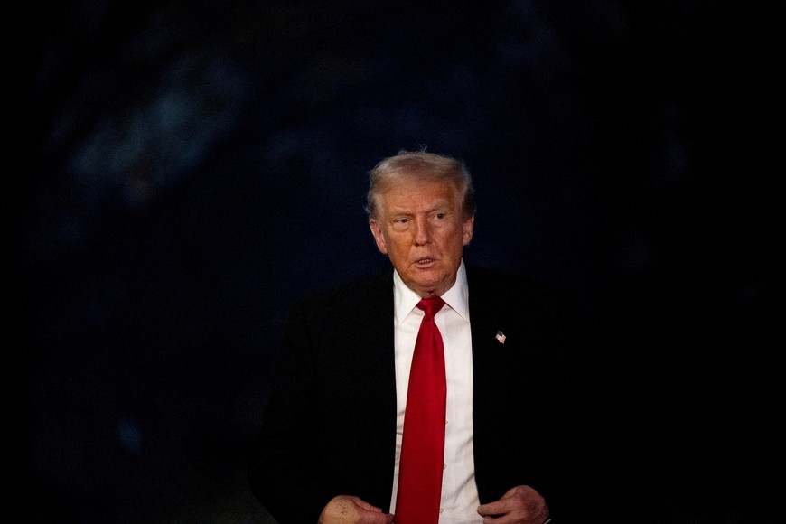FILE PHOTO: U.S. President Donald Trump arrives at the White House in Washington, D.C., U.S., November 9, 2025. REUTERS/Annabelle Gordon/File Photo