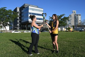 Rivales pero no enemigas. Celina Basilio y Julia Ponzo, jugadoras de Banco Provincial y El Quillá respectivamente, fueron convocadas por El Litoral para anticipar la gran final del Torneo Oficial 2025, que se jugará este sábado 29 en el sintético de la ASH. Foto: Manuel Fabatía