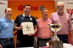 Autoridades provinciales y dirigentes durante la presentación oficial de la Copa Santa Fe de Ciclismo 2025.