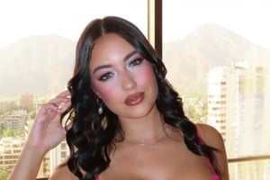 Flor Regidor posó en redes con un look fucsia tras su cirugía y recibió críticas.