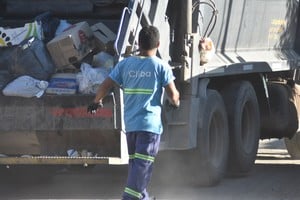 Camión recolector realizando su recorrido habitual por la ciudad.