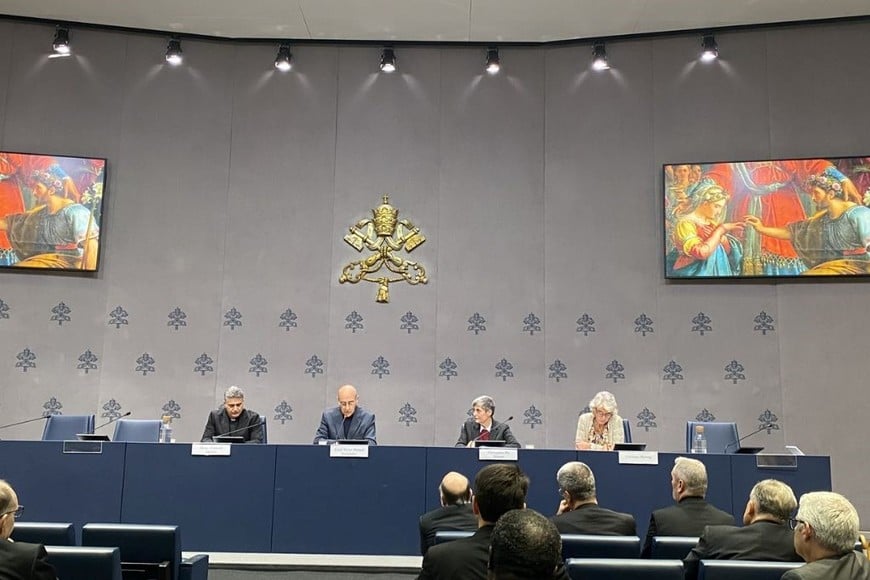El cardenal Víctor Manuel Fernández durante la presentación del documento “Una caro” en el Vaticano.