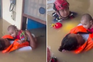 El dramático escape de una mujer con su bebé en plena inundación.
