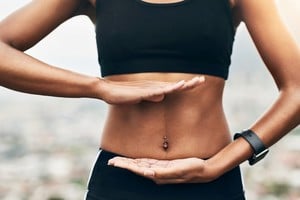 Tener la zona central del cuerpo fortalecido debería ser parte de cualquier rutina de actividad física.