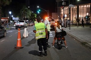Agentes de tránsito realizando test y chequeos en distintos puntos de la ciudad.