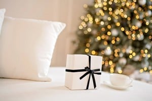 Ambientes luminosos y despejados que incorporan detalles navideños sin sobrecargar.