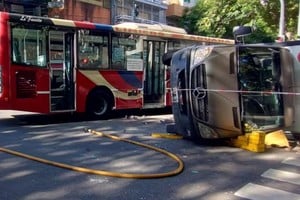 Impactante choque entre un colectivo y una camioneta en Almagro.