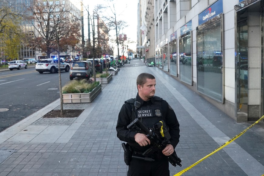 A U.S. Secret Service member stands guard after two National Guard members were reportedly shot near the White House in Washington, D.C., U.S., November 26, 2025. REUTERS/Nathan Howard