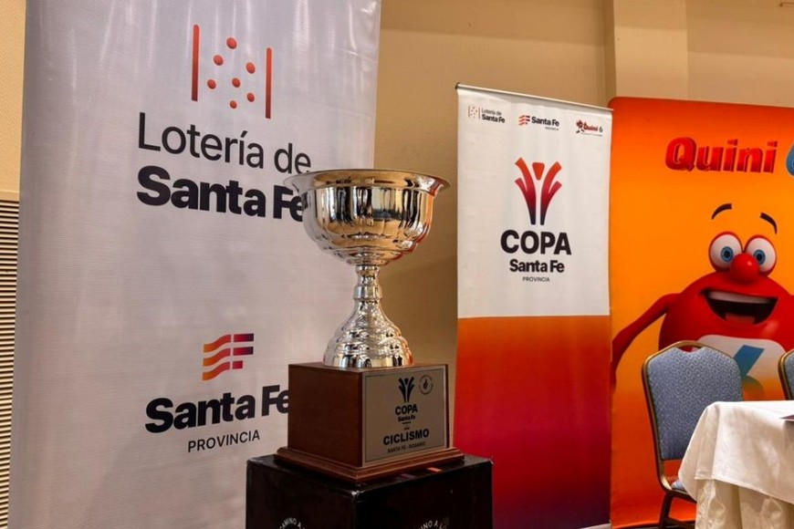 El trofeo de la Copa Santa Fe de Ciclismo 2025, símbolo del regreso de la histórica prueba Santa Fe–Rosario.