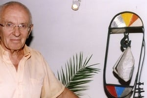 Migdal en 2006, junto a su obra "Sentenciado". Foto: Archivo El Litoral