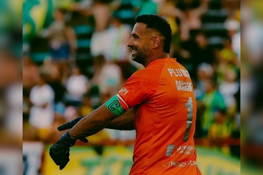 En sus últimos partidos, compartió cancha con su hijo Tomás, delantero del plantel.