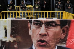 Un cartel de Vizcarra frente a la Corte este 26 de noviembre. Reuters.