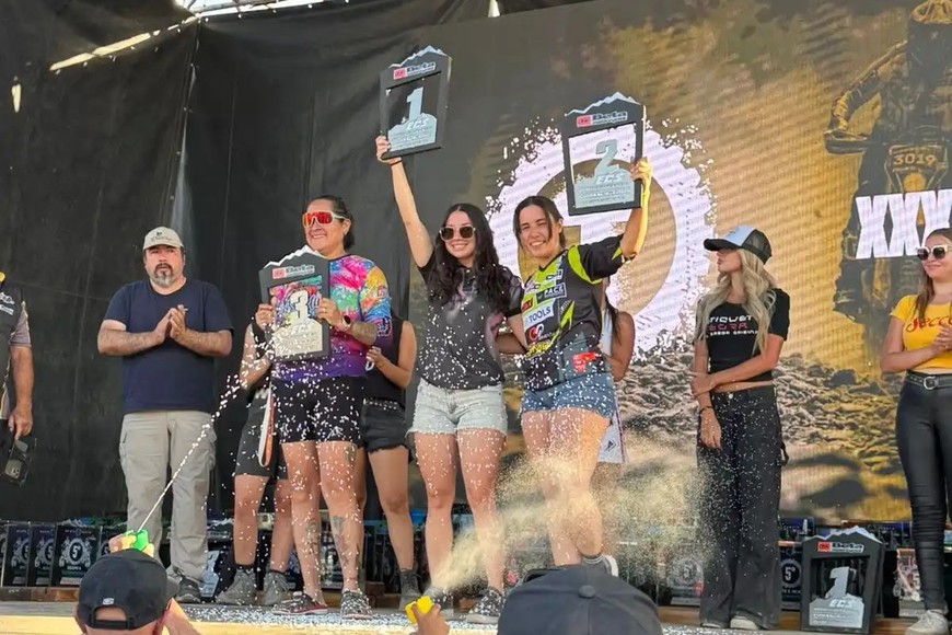 La venadense y su trofeo por el subcampeonato nacional.