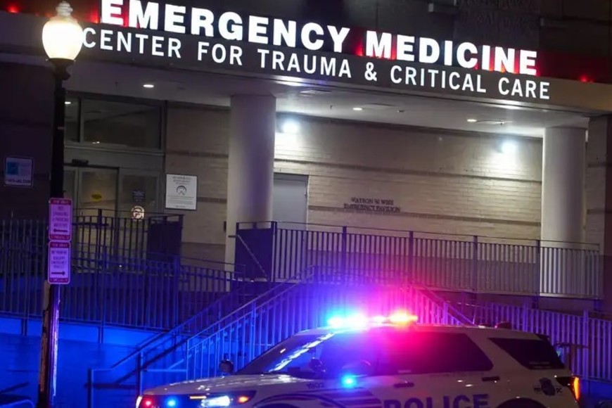 El otro agente herido “lucha por su vida”