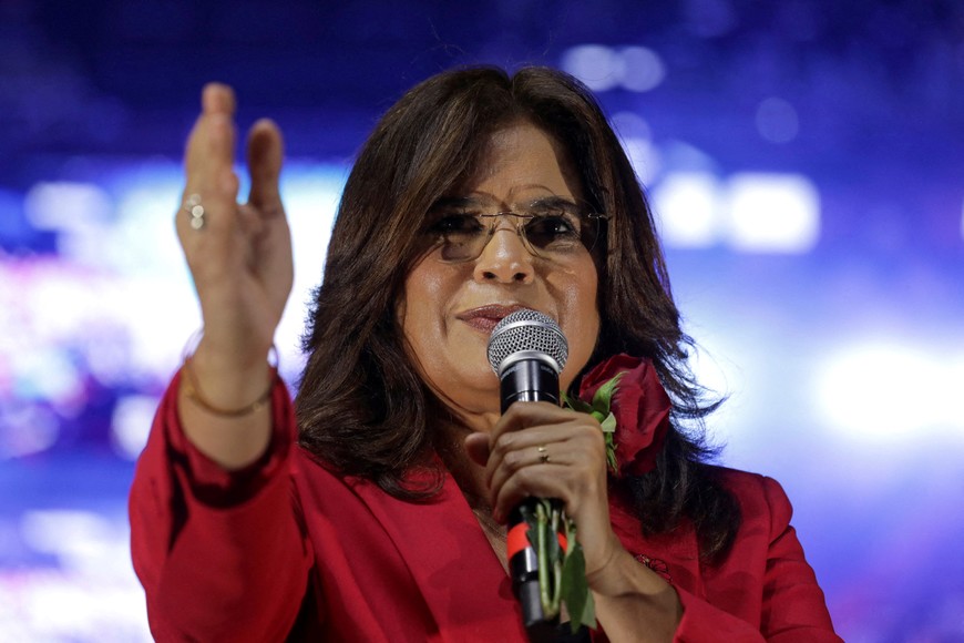 Presidential candidate Rixi Moncada of Honduras’ Liberty and Refoundation Party (LIBRE) speaks during her closing campaign rally ahead of the November 30 general election, at the Nacional de Ingenieros Coliseum, in Tegucigalpa, Honduras, November 23, 2025. REUTERS/Fredy Rodriguez     TPX IMAGES OF THE DAY